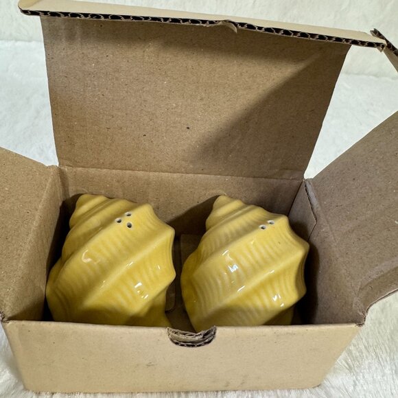 Andrea By Sadek Yellow Seashell Salt & Pepper Shakers Set - Picture 2 of 9